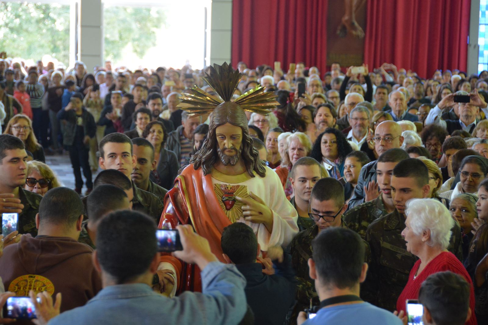 Fiés de toda arquidiocese celebram o Sagrado Coração de Jesus na Catedral de Londrina